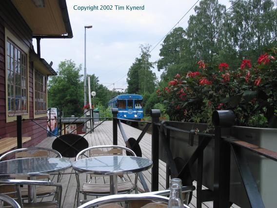 Solsidan, train arriving