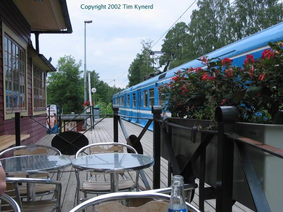 Solsidan, train arriving, view 2