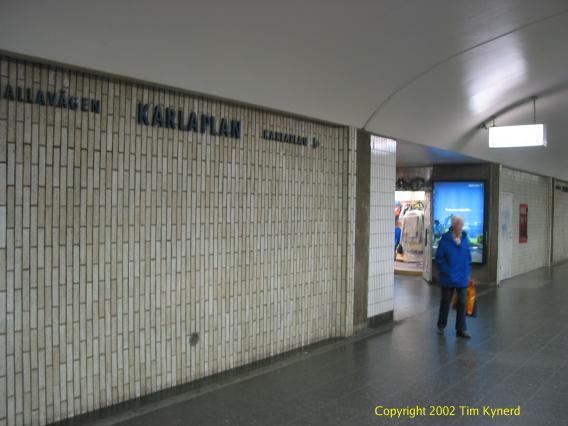 Karlaplan, mid-platform passage