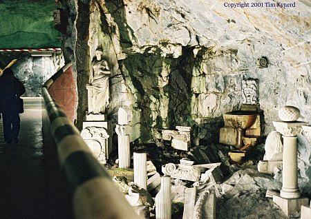 Kungstr&auml;dg&aring;rden, south entrance, right-hand chamber