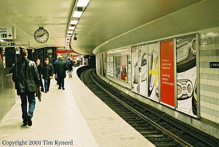 T-Centralen, southbound Tub1 track and platform face