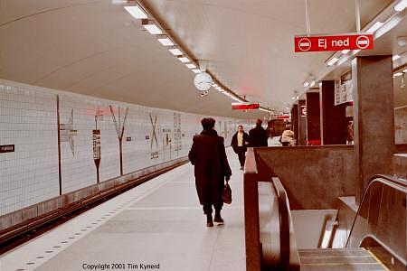 T-Centralen, northbound track and platform face for Tub1