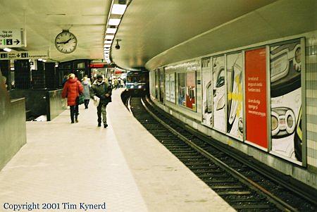 T-Centralen, southbound line 17 train arriving