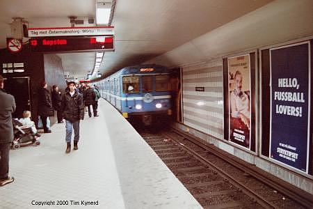 T-Centralen, northbound train on line 13 arriving