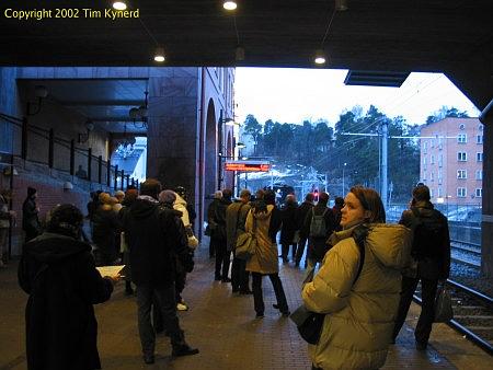 Alvik, crowds on platform