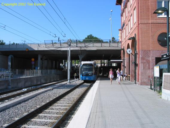 Alvik, tram at near-side platform