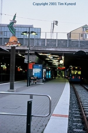 Gullmarsplan, platform with tram