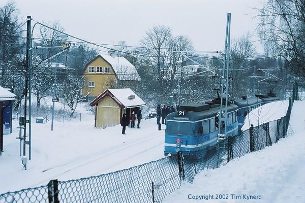 Baggeby, station building and northbound train