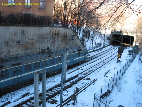 Stockholms s&ouml;dra, northbound commuter train in open cut