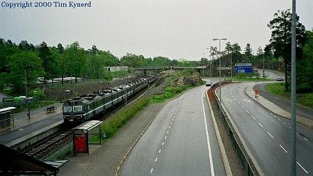 Tr&aring;ngsund, northbound train arriving