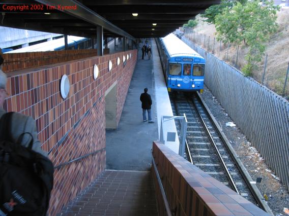 Axelsberg, northbound train arriving