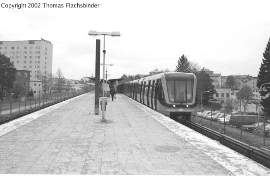Bandhagen, northbound train arriving
