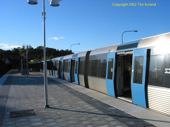 Islandstorget, southbound train stopped