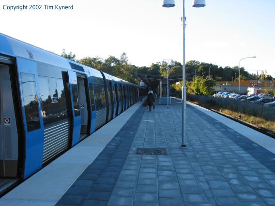 Islandstorget, northbound train stopped