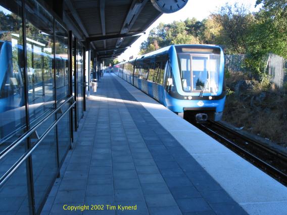 Islandstorget, northbound train arriving