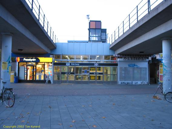 K&auml;rrtorp, station entrance