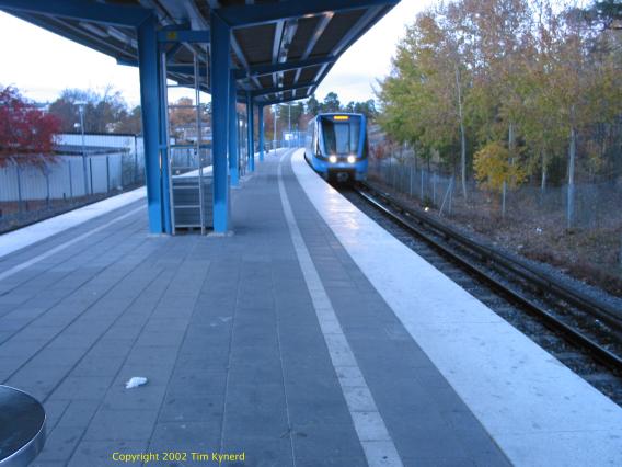 K&auml;rrtorp, southbound train approaching