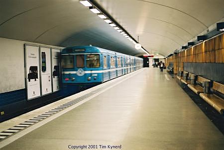 Mariatorget, northbound train departing