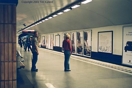 Mariatorget, southbound train arriving, 1