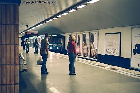 Mariatorget, southbound train arriving, 2