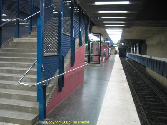 Masmo, center of platform, stairway