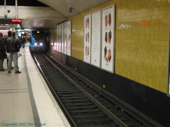Medborgarplatsen, northbound train arriving
