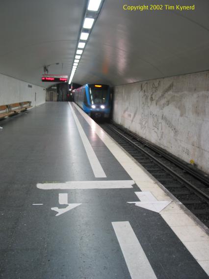 &Ouml;stermalmstorg, southbound train arriving