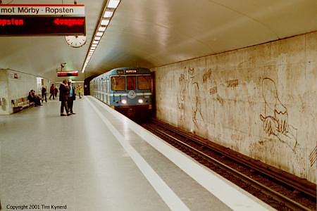 &Ouml;stermalmstorg, northbound train arriving