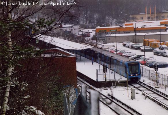 Islandstorget, southbound train